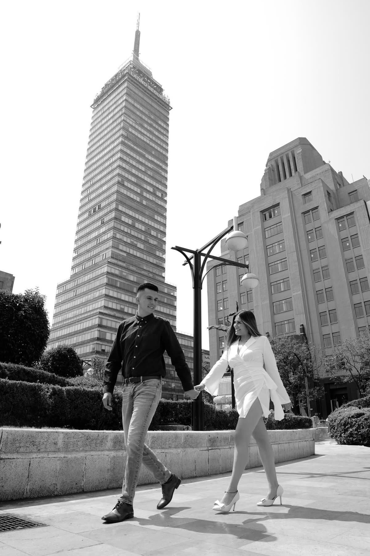 Pareja de novios caminando tomados de la mano en la Ciudad de México, fotografía en blanco y negro